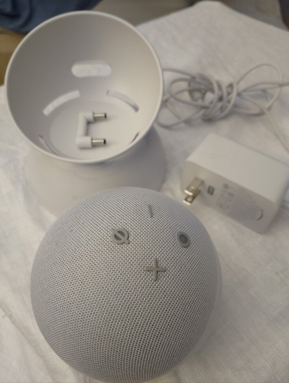 Amazon EchoDot (4th Gen) Smart Speaker White with Blue LED Wireless Charger Base